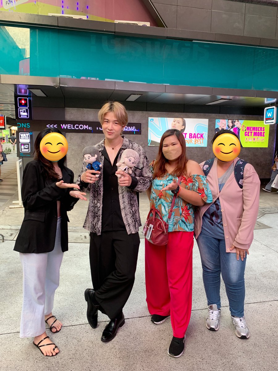 MOO_fai_fai_MOO's tweet photo. ก็คือ faifuuuu ตัวแทนหมู่บ้าน
พี่เจมาไม่มีใครกล้าคุยกับพี่เจเลยค่าา😅
พี่เจขา พวกหนูขอถ่ายรูปกับพี่เจได้ไหมคะ
พี่เจบอกได้ๆ
นี่ก็บอกไปว่า พวกหนูเนี่ยทำโปรเจครถแห่��ห้พี่เจกับนุ้งอัสนะคะ
ลุ้นมากว่าพี่เจจะมาไหม
พี่เจบอกหารถไม่เจอ ขอบคุณนะคับ
#2JLionPink #ฝูงสิงโตของ2J 
@2Jkhunchalach https://t.co/3DBzb6GeYo
