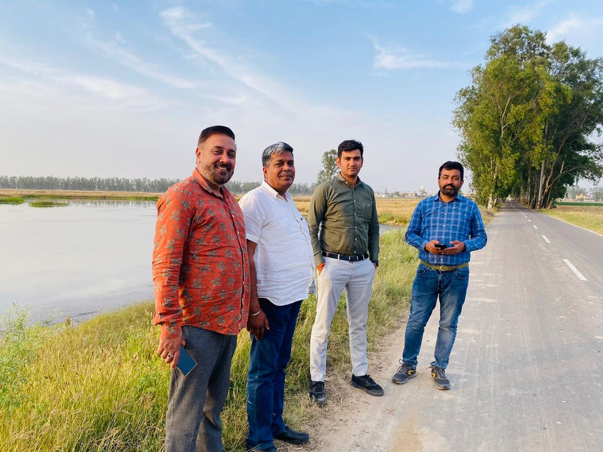 M_A_NI_S_'s tweet photo. शाम को वापिसी के दौरान
नायब साहब इतने हँसमुख व खिलंदड है कि थकान महसूस नही होती
वहीं @RAJRUDR66966499 संदीप का प्रशिक्षणाधिन होते हुए भी कार्य के प्रति उत्साह देखते ही बनता है। खेतो की मेढ़ हो या रजवाहा उसकी मस्ती देखते ही बनती है।उसको देखकर बरबस ही याद आता है
"जीवन चलने का नाम" https://t.co/L1dqjmvXVk