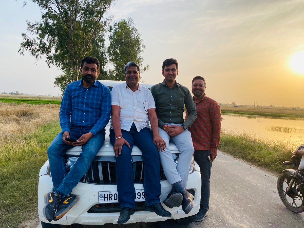 M_A_NI_S_'s tweet photo. शाम को वापिसी के दौरान
नायब साहब इतने हँसमुख व खिलंदड है कि थकान महसूस नही होती
वहीं @RAJRUDR66966499 संदीप का प्रशिक्षणाधिन होते हुए भी कार्य के प्रति उत्साह देखते ही बनता है। खेतो की मेढ़ हो या रजवाहा उसकी मस्ती देखते ही बनती है।उसको देखकर बरबस ही याद आता है
"जीवन चलने का नाम" https://t.co/L1dqjmvXVk