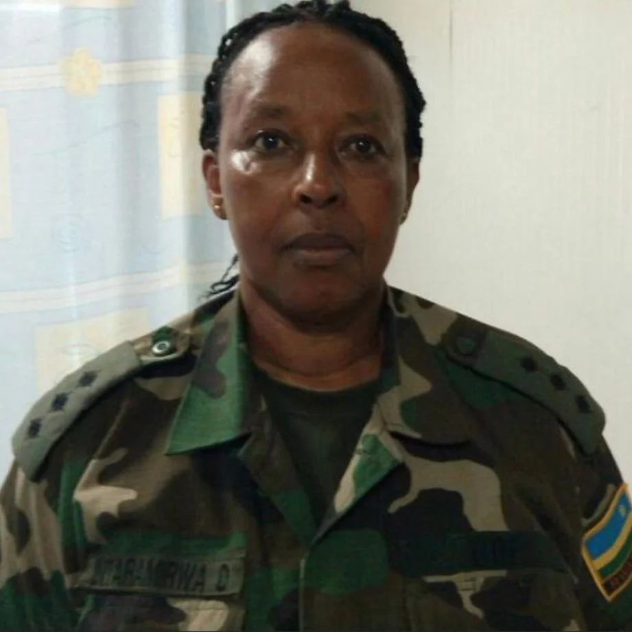 kazungu_kaboss's tweet photo. 🇷🇼🤲❤️Amateka akomeye y’umusirikare w’umugore wafotowe ateruye umwana mu kubohora Igihugu.

Nk'uko tubikesha KT Press tariki 13 Ukuboza 2017 ubwo Perezida Kagame yasuraga Ingoro y’Amateka yo guhagarika Jenoside yakorewe Abatutsi mu 1994 yafashe akanya k’amasegonda atari make yitegereza umubyeyi wahoze ari mu ngabo za RPF mu rugamba rwo kubohora igihugu no guhagarika Jenoside yakorewe Abatutsi. Ibi byatumye ikinyamakuru dukesha iyi nkuru kijya gusura uyu mubyeyi nyuma yo kumenya ko akiriho ndetse bakanamusura.

Rtd Capt. Daphrose Intaramirwa aganira n’iki kinyamakuru yatangaje ko iyi foto ari iye koko ayibuka avuga ko yafatiwe i Byumba kuri Hotel Urumuri. Yagize ati “Ni igihe cy’Urugamba rwo Kwibohoza tubohora igihugu, Inkotanyi uko zagendaga zirokora abantu zarokoragamo n'abana bato, njye rero naje gusubira inyuma bankura ku rugamba akaba ari njye ushinzwe kubitaho n'ubwo hari abandi twakoranaga ariko ni njye wari ubakuriye.”

Uyu mubyeyi witwa Rtd Capt. Daphrose Intaramirwa yatangaje ko iyi foto bayimufashe abizi cyane ko bayimufashe ubwo umunyamakuru w’umunyamahanga yasangaga ateruye uyu mwana. Uyu mubyeyi avuga ko abana yari ashinzwe ubusanzwe bageraga ku ijana harimo abari kuri Hotel Urumuri ndetse n'abandi bari i Kageyo.

"Umwana yari ateruye yaje kwitaba Imana" 

Ubwo yaganiraga na Kt Press uyu mubyeyi yabajijwe niba uyu mwana yari ateruye akibaho, atangaza ko umwana yaje kurwara akicwa n’indwara, icyakora ahamya ko Ise ari we wari waramutwaye nyuma y'uko igihugu gifashwe akamutwara. Uyu mwana ndetse na se bombi barapfuye.