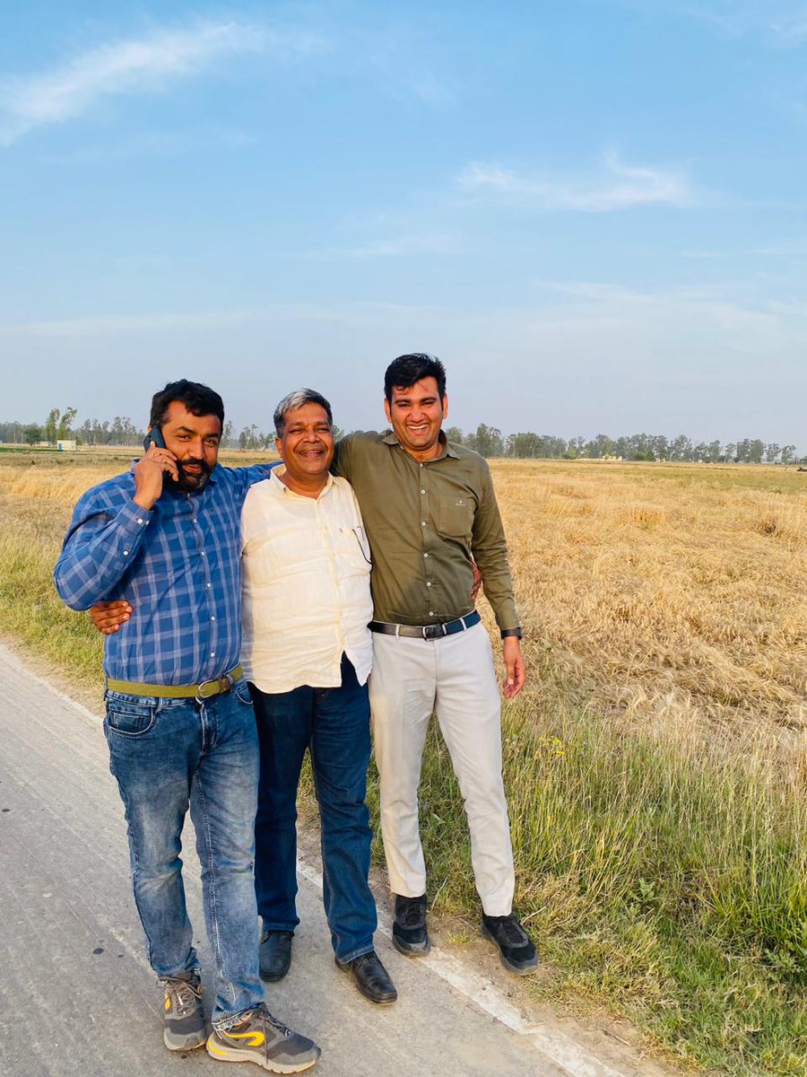 M_A_NI_S_'s tweet photo. शाम को वापिसी के दौरान
नायब साहब इतने हँसमुख व खिलंदड है कि थकान महसूस नही होती
वहीं @RAJRUDR66966499 संदीप का प्रशिक्षणाधिन होते हुए भी कार्य के प्रति उत्साह देखते ही बनता है। खेतो की मेढ़ हो या रजवाहा उसकी मस्ती देखते ही बनती है।उसको देखकर बरबस ही याद आता है
"जीवन चलने का नाम" https://t.co/L1dqjmvXVk