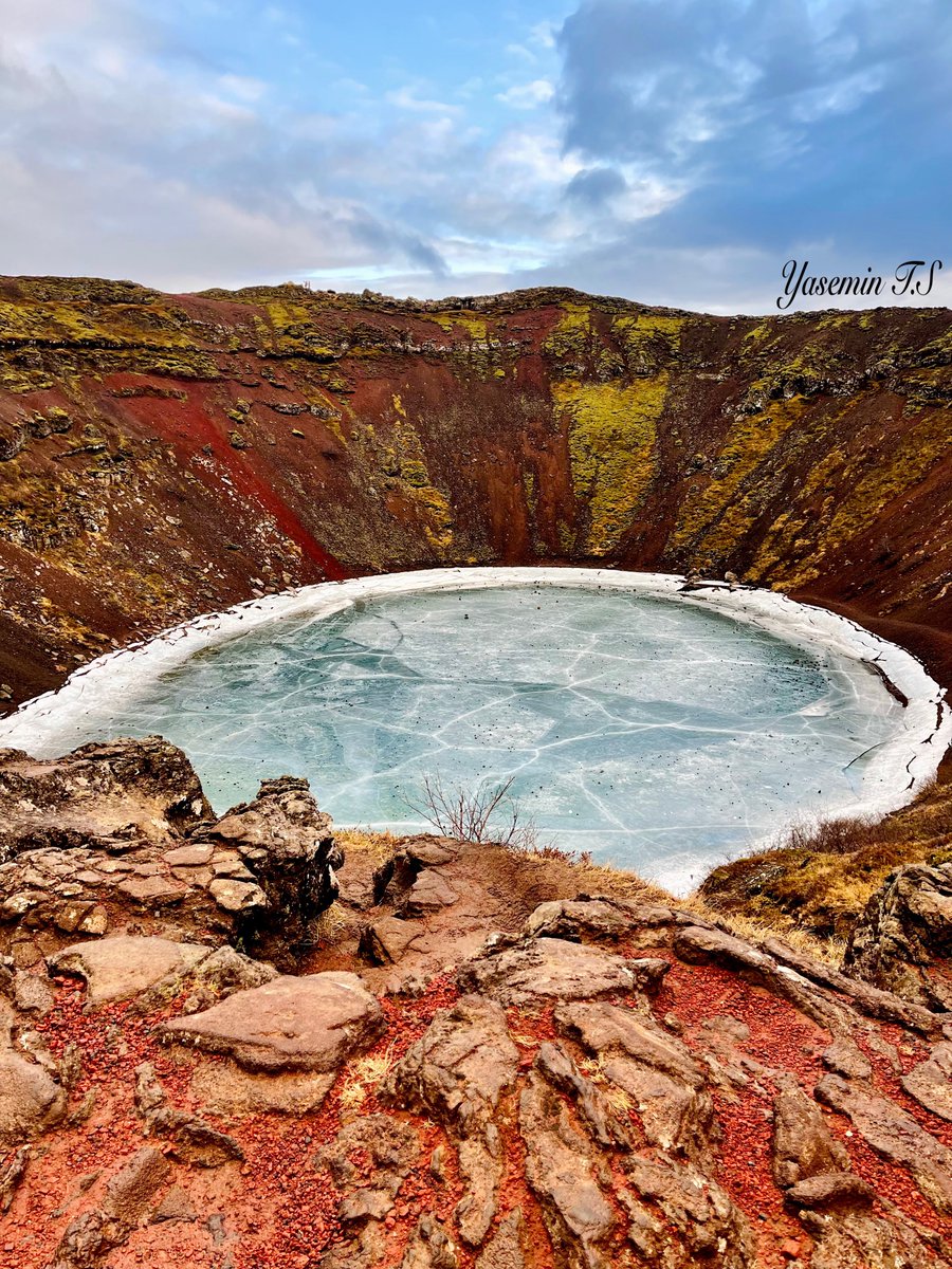 ++Grímsnes bölgesinde bulunan bu krater gölünün yatağındaki kırmızı volkanik toprak, sarılarla, turuncularla, yeşillerle birleşip de, buna suyun o muazzam rengi de eklenince inanılmaz güzellikte bi görüntü meydana gelmiş. ‘Vay be dünyada neler varmış’ dedirtiyor insana+

#Iceland
