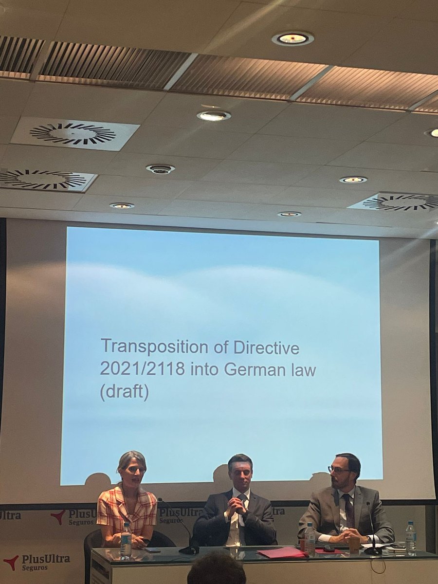OFESAUTO's tweet photo. En el #OFESAUTOSEMINAR hablando sobre la Transposition of Directive 2021/2118 into German law. Trae cambios importantes para los #escooters y #patines. La ponente Sandra Schwarz revela los detalles en su ponencia, incluyendo la problemática de asegurar los #escooters prohibidos. https://t.co/IgFjAEX3c2