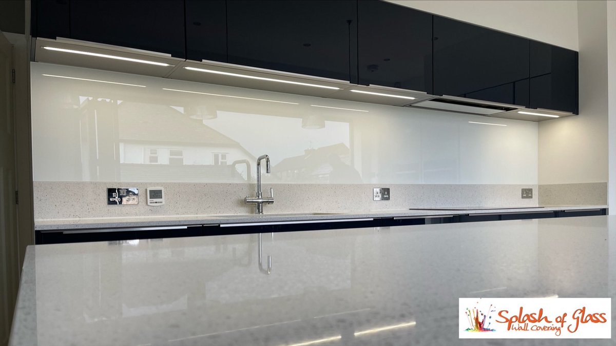 officialASOG's tweet image. A simple white splashback may be what your kitchen needs. Nothing too in your face but still manages to create a statement in your home! 🙌🏼

This 3.8M glass splashback finishes off this kitchen perfectly. Brightening up the area just by reflecting the natural light provided.☀️