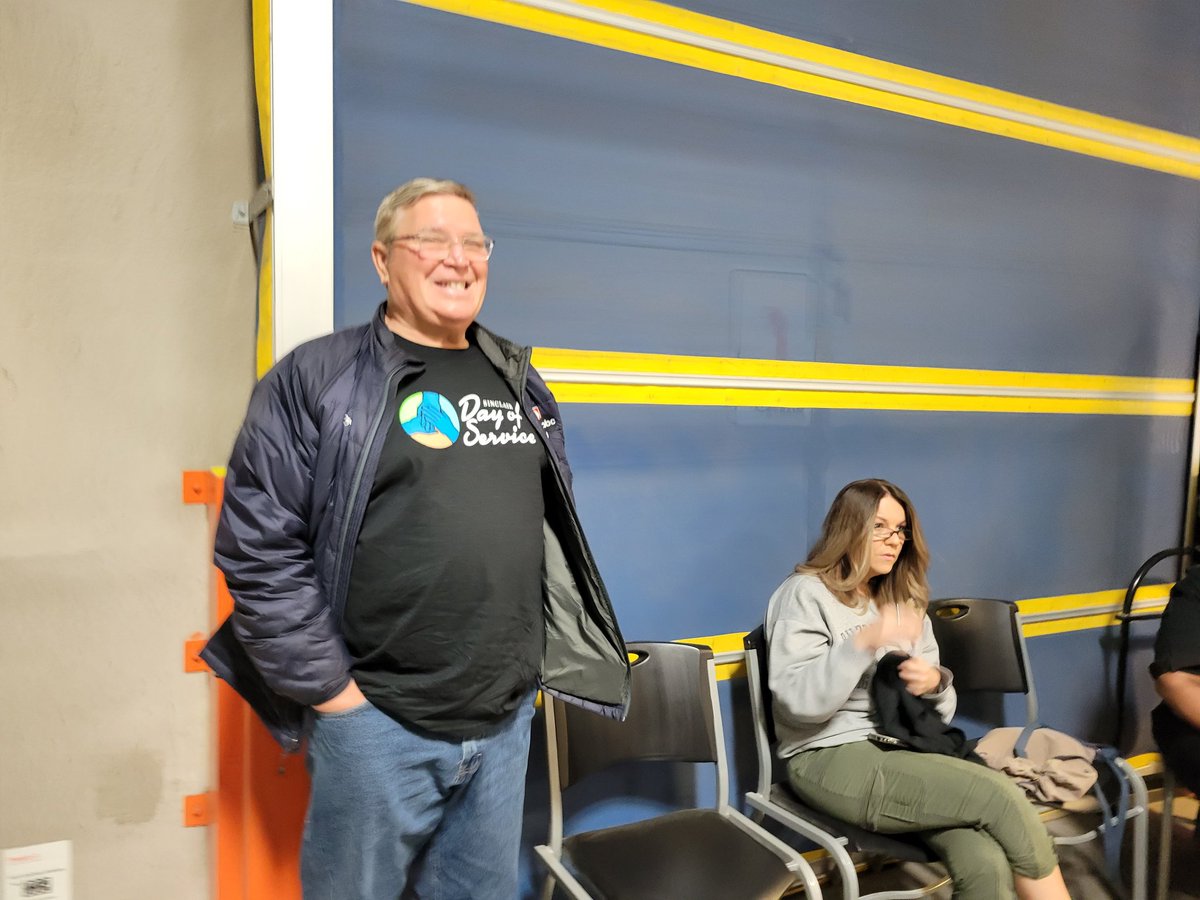 lobrien14's tweet photo. @KTULNews @WeAreSinclair volunteers getting ready for the #dayofcaring @okfoodbank.  Let's roll! https://t.co/2Efl4Pw7y6