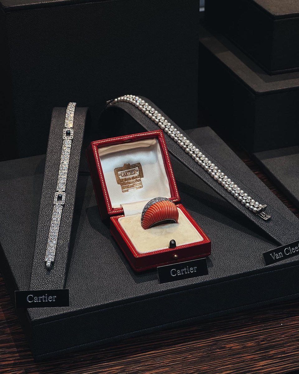 BADA1918's tweet photo. Some snaps from our visit to @Hancocks_London in the Burlington Arcade, where we saw their stunning collection of antique jewellery.✨💎Established in 1849, Hancocks is London's oldest family run jewellers. 

View more of their collections here: https://t.co/O5QDzne4ZB https://t.co/g6O0lzKrXV