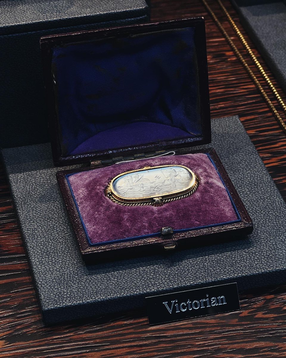 BADA1918's tweet photo. Some snaps from our visit to @Hancocks_London in the Burlington Arcade, where we saw their stunning collection of antique jewellery.✨💎Established in 1849, Hancocks is London's oldest family run jewellers. 

View more of their collections here: https://t.co/O5QDzne4ZB https://t.co/g6O0lzKrXV