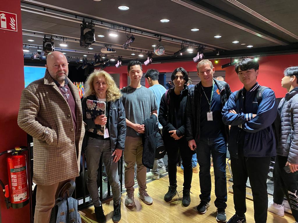 IntlSchAmst's tweet photo. A group of Upper School students headed to Frankfurt a couple of weeks ago to participate in the ChangeMaker Conference, where people from around the globe learn how to make the world a better place and share examples, projects, and ideas.

#ISAstories #DevelopingMinds https://t.co/ZRnJGKG3gu