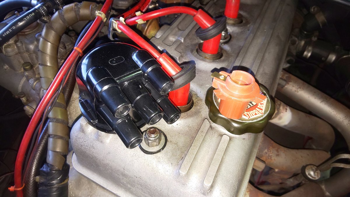 TFerrariide101's tweet photo. アルピーヌA110マスターシリンダー交換です。かなかなの場所にいます。隙間から手を入れ作業していきます。もう少し整備性を考えて頂けますと助かるのですが。ついでにデスビのローターとキャプを交換しました。#アルピーヌ #Alpine #A110 #ブレーキマスターシリンダー https://t.co/tIhw8G0smO