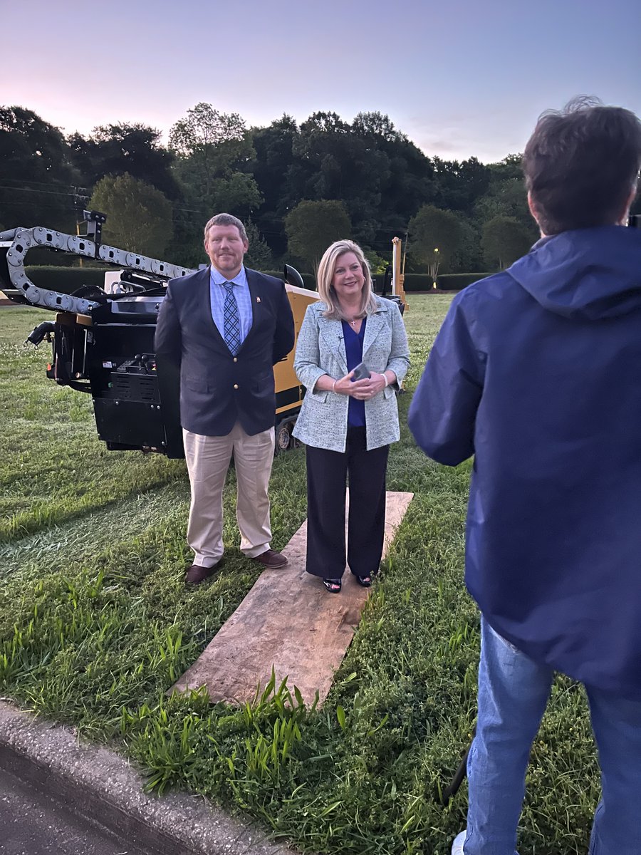 TwinkleforAL's tweet image. April is #SafeDiggingMonth in Alabama! This morning on Channel 12, I encouraged everyone to stay safe and prevent damage by calling 811 before they dig - even for small projects in the yard, like planting trees or putting in a new mailbox. It's a free and easy process!