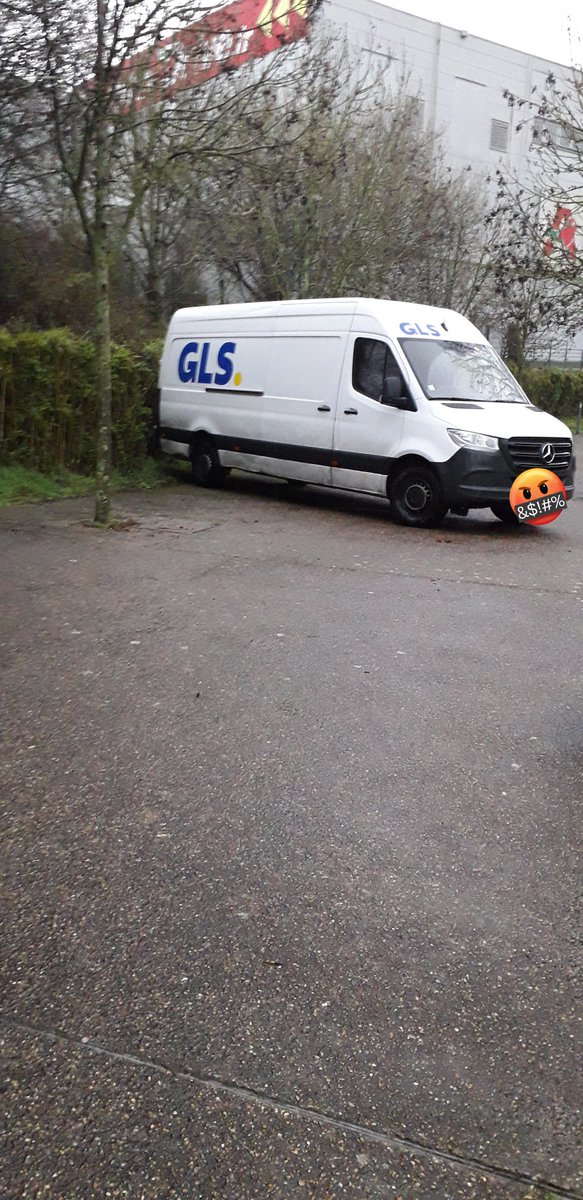 OnTheRoad440's tweet photo. A force d'inaction et de complaisance, trottoirs et arrêts de @reseau_tan sont envahis par les #GCUM égoïstes... Tant pis pour les piétons et #PMR qui ne semblent pas intéresser @Bertrand_Affile . Et #GLS s'offre sa pub ... @saintherblain #StHerblain https://t.co/Kp8BkV8aKZ