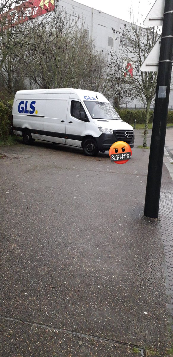 OnTheRoad440's tweet photo. A force d'inaction et de complaisance, trottoirs et arrêts de @reseau_tan sont envahis par les #GCUM égoïstes... Tant pis pour les piétons et #PMR qui ne semblent pas intéresser @Bertrand_Affile . Et #GLS s'offre sa pub ... @saintherblain #StHerblain https://t.co/Kp8BkV8aKZ