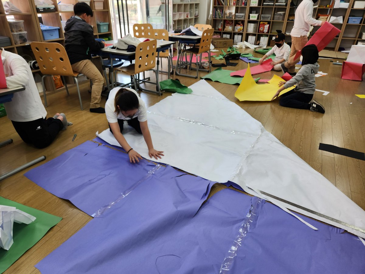 Origami inspired engineering in Grade 5 class! Students designing origami-inspired foldable habitats that can provide a comfortable and safe environment for humans to live in space!

#origami #engineering #NASA #space #PBL #science #STEAM