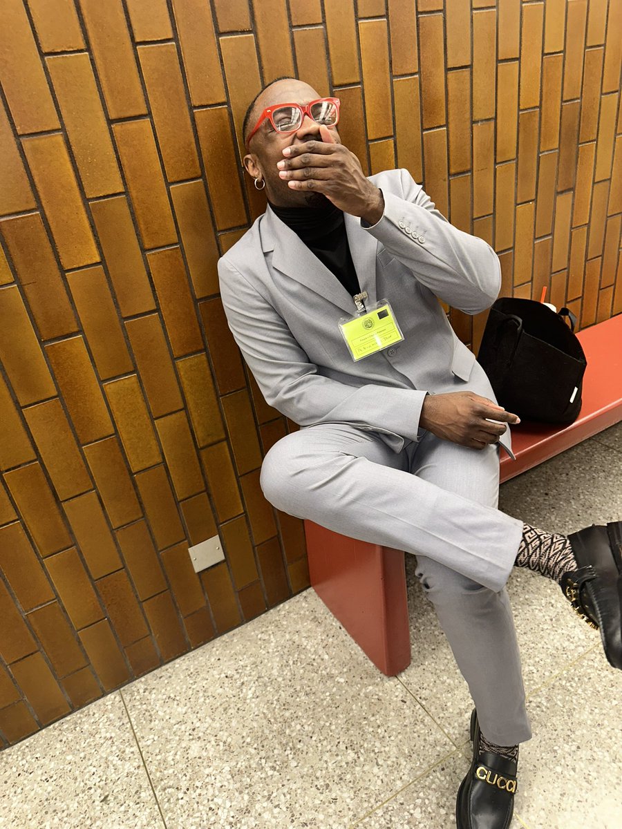 ArmonWiggins's tweet photo. I’m confused like Wtf was I supposed to wear to COURT SWEATS? YouTube Meet and Greet?! Huh it be the ENVY from your OWN PEOPLE chile.. and Catch WHOS liking the tweets! Which further confirms that picture she took of me along with that caption was BS! It’s all soo weird https://t.co/3S2cORBQbl