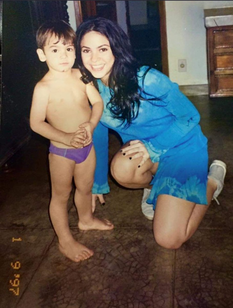 Victor_okug's tweet photo. @NoContextHumans Me and Shakira in 1997 https://t.co/rl2T0cYmZ8