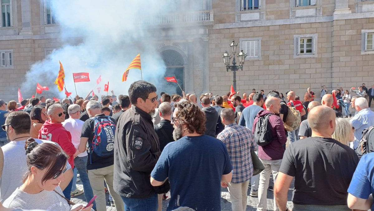 SAP_MOSSOS's tweet image. Reivindicant els nostres drets a la concentració d'avui a la plaça Sant Jaume #Barcelona

@fepol_ @seimecat @SICMECAT
@mossos @interiorcat #respecte