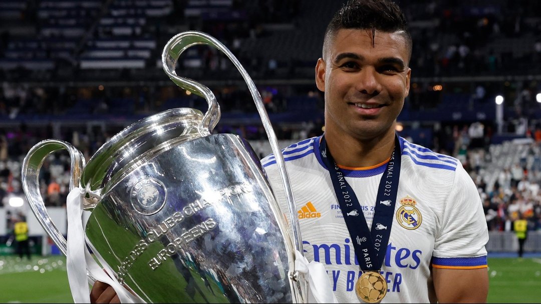Lavozgalactica's tweet photo. Casemiro                            Casemiro  
cuando                                cuando Rodri 
tenía 22.                              tenía 22. https://t.co/AZeHPHab3D