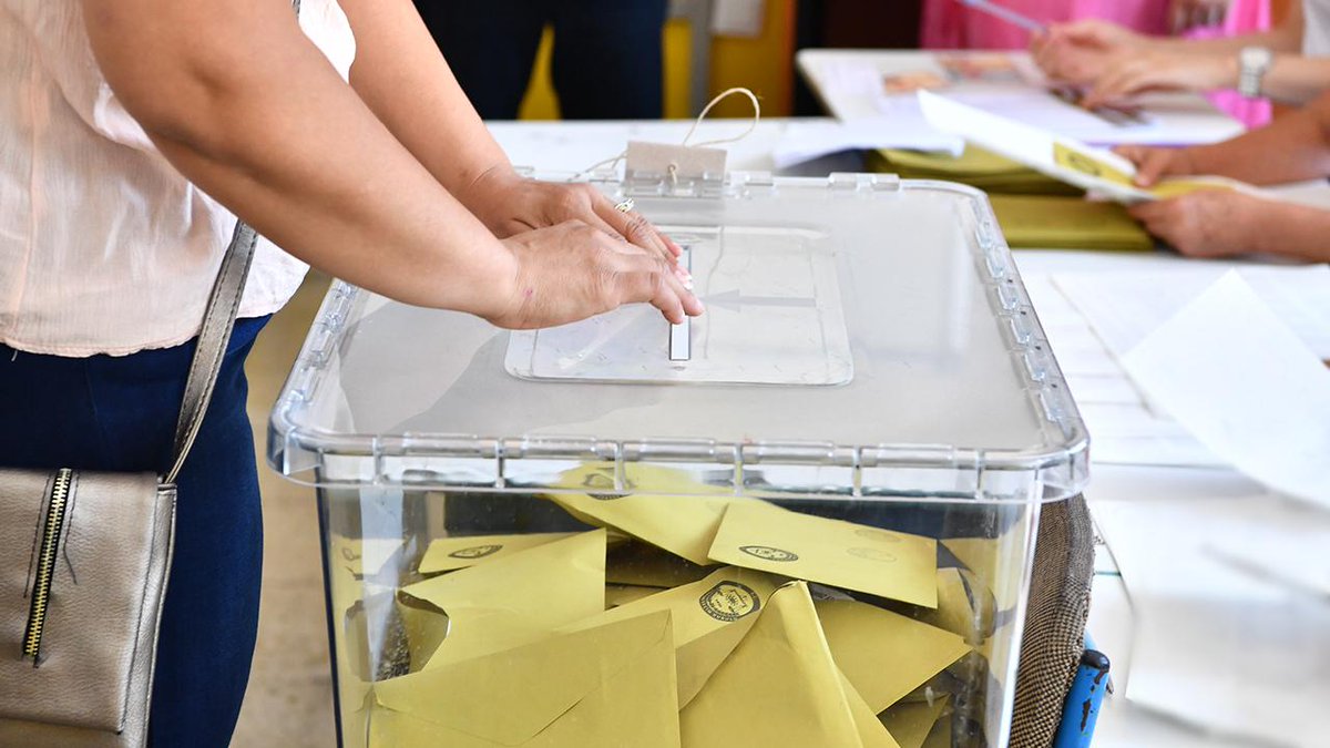 Oy verme işleminin gerçekleştirileceği yerlerden; Edinburg, Londra ve Manchester'da 29 Nisan-7 Mayıs arasında vatandaşlar oy kullanabilecekler. Liecester'da oy kullanmak isteyenler ise 29 Nisan-1 Mayıs arasında oy kullanmaya gidebilirler.