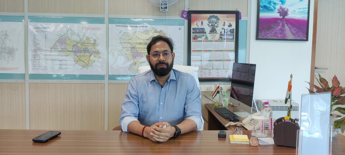 ians_india's tweet photo. Senior IAS officer #PCMeena assumed charge as the CEO of #Gurugram Metropolitan Development Authority (GMDA), in addition to his role as Commissioner, of Municipal Corporation of Gurugram (MCG). https://t.co/dEaXranYm1