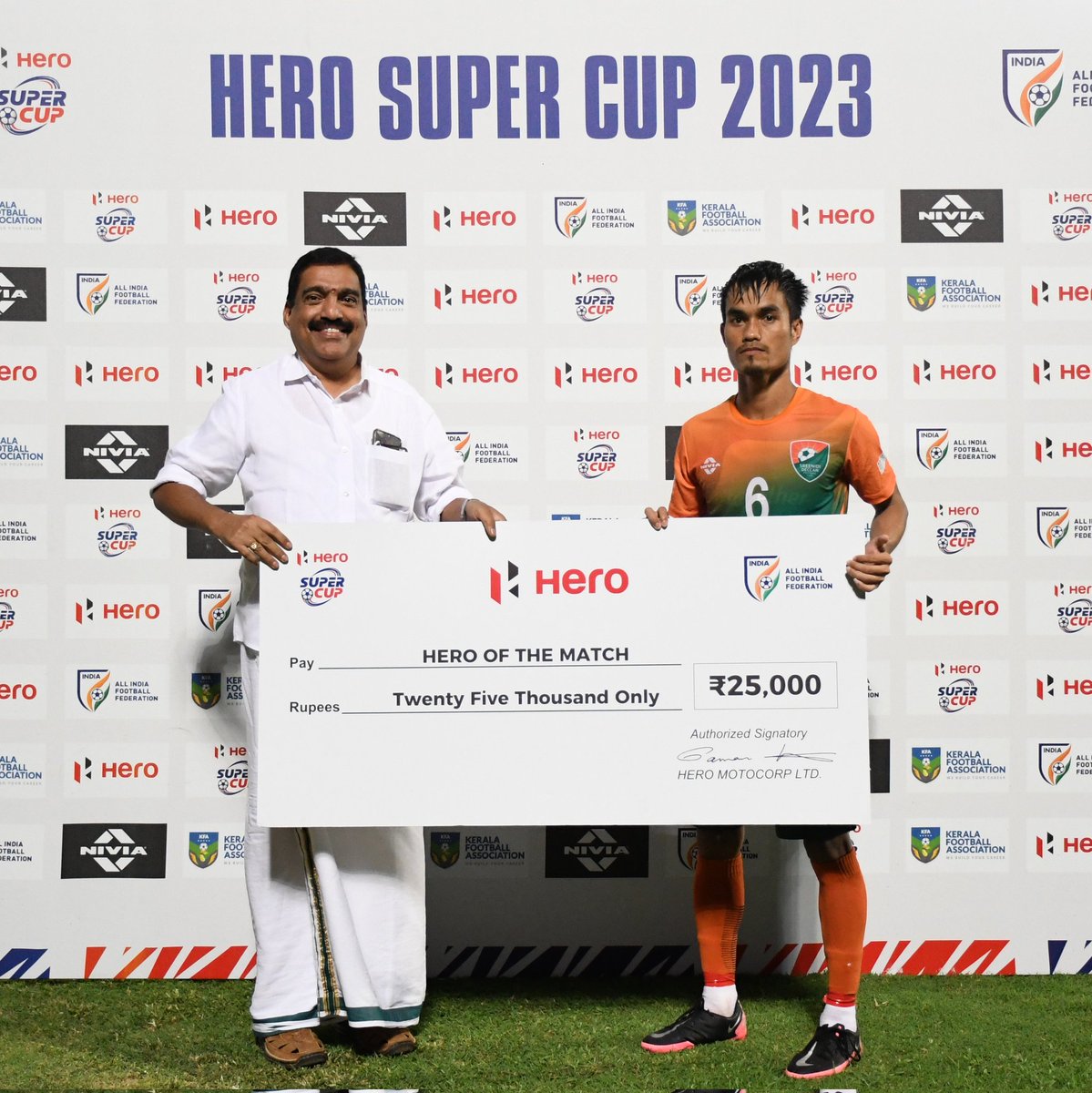 IndianFootball's tweet photo. For bossing the @sreenidideccan midfield, Konsam Phalguni Singh was named the Hero of the Match for #SDECKBFC ๐
Phalguni was presented the award by Mr P Regunath, President, Kozhikode District Football Association.
#IndianFootball โฝ https://t.co/NMhaVZn6xn
