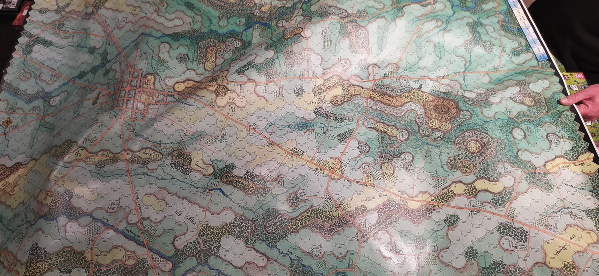 KuroGamer5's tweet photo. Hace tiempo que tenía ganas de probar a imprimí un mapa de wargame en lona y la semana pasada me decidí a intentarlo con el trabajo del difunto Rick Barber para A most fearfull sacrifice.
Y vaya si estoy contento con el resultado.
Acabará adornando alguna pared, seguro. https://t.co/24mSDKrgtj