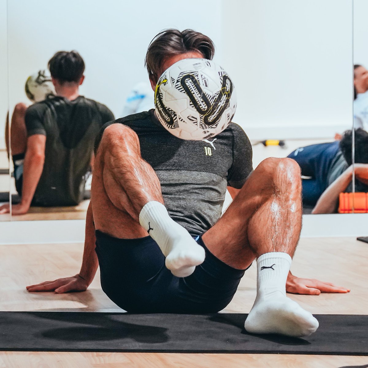 ManCity's tweet image. Hmm, who could this be? 🧐😆