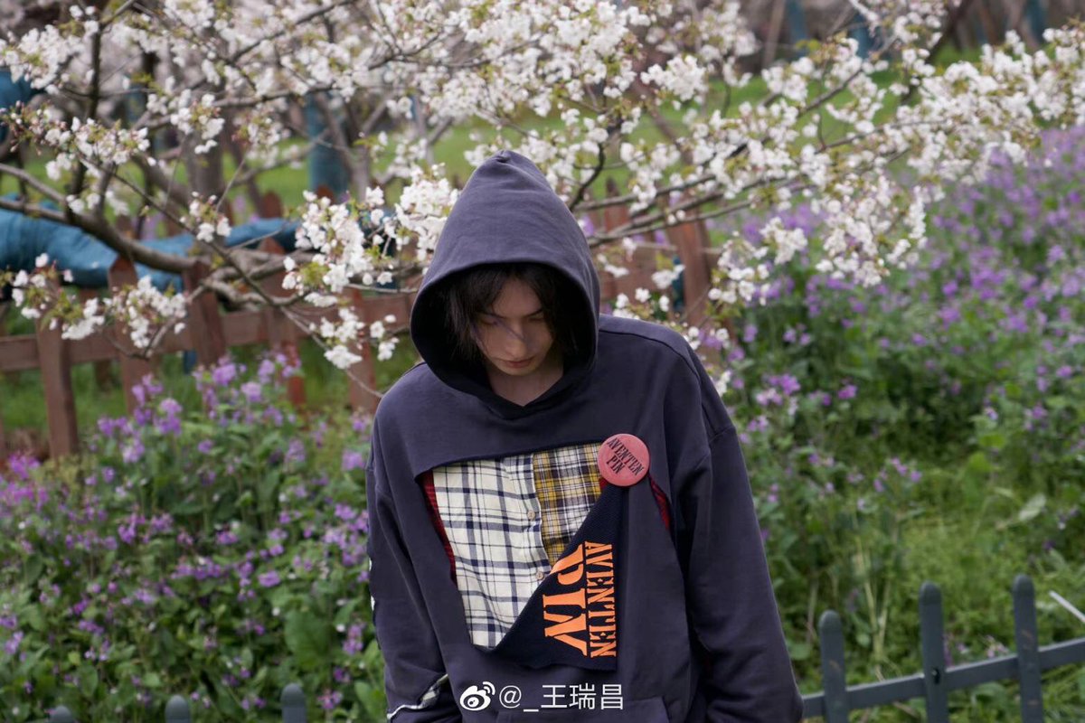 ︎ 
 ︎ 
 มองเห็นความสวยงามไกลห่าง   แต่พลาดสีสันสดสวย…ตรงหน้า

มองเห็นหนทางไกลลิบ   แต่มองข้ามอุปสรรค…ตรงหน้า

มองเห็นอนาคตไกลโพ้น    แต่ละเลยความเป็นจริง…ตรงหน้า

มองเห็นทุกสิ่งที่ห่างไกลแสนไกล    อย่าได้ลืมแรงสนับสนุนที่…ตรงหน้า

#Levi_R 

 ︎ 
 ︎ 
 ︎