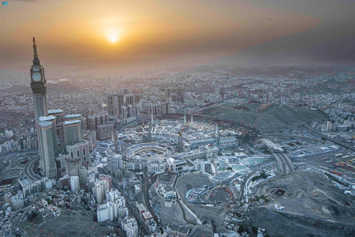theholymosques's tweet photo. Masjid Al Haram witnesses millions of pilgrims and worshipers from all over the world, of different nationalities and cultures. https://t.co/Fp740K4HQ1