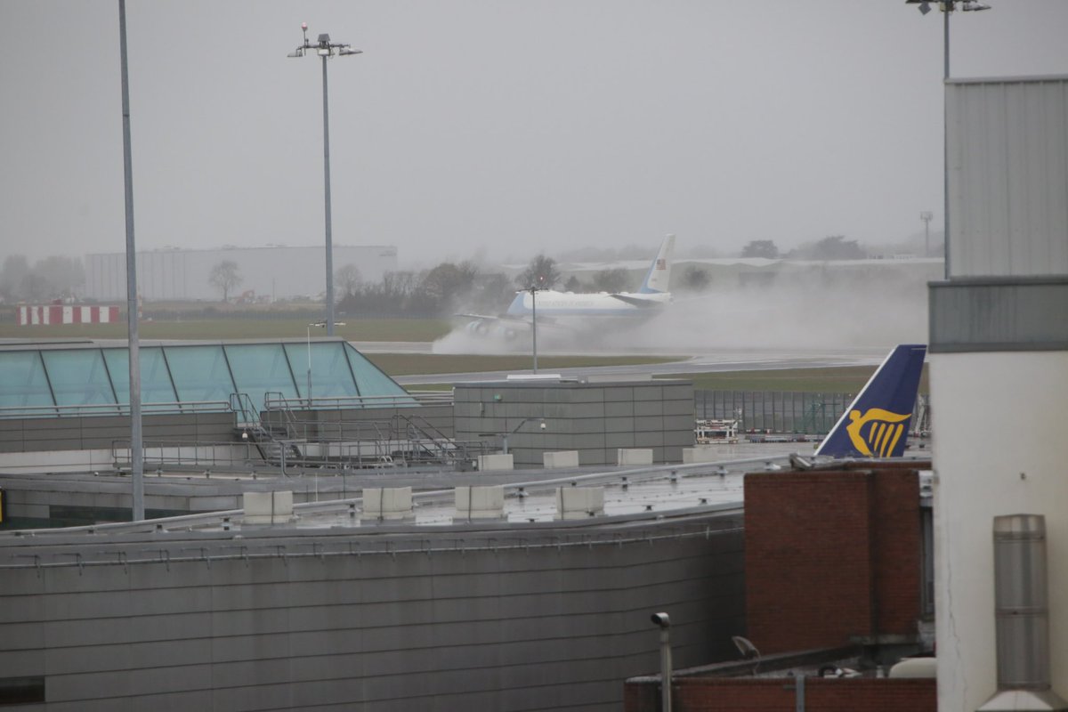 Amazing to see #Airforce1  land at <a href="/DublinAirport/">Dublin Airport</a> with <a href="/DublinAerospace/">Dublin Aerospace</a> front row. <a href="/Ryanair/">Ryanair</a> also got a glympse #usairforce #biden #bideninireland