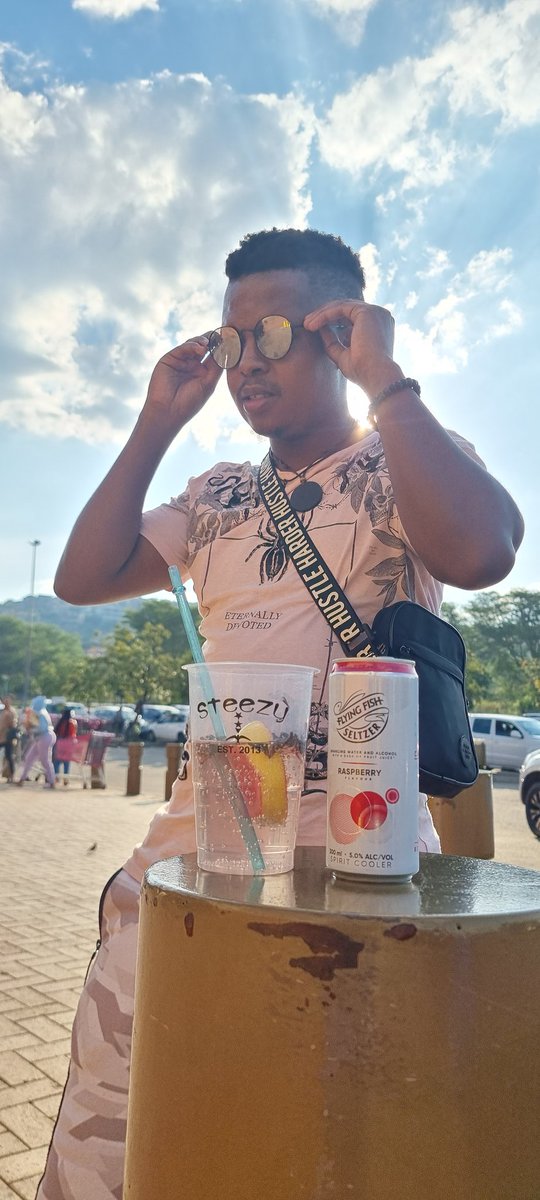 MaxDSteezy's tweet photo. The new @FlyingFishSA Seltzer hits different! 😎 refreshing!!! 💦💦💦 https://t.co/pbQB96x0FO