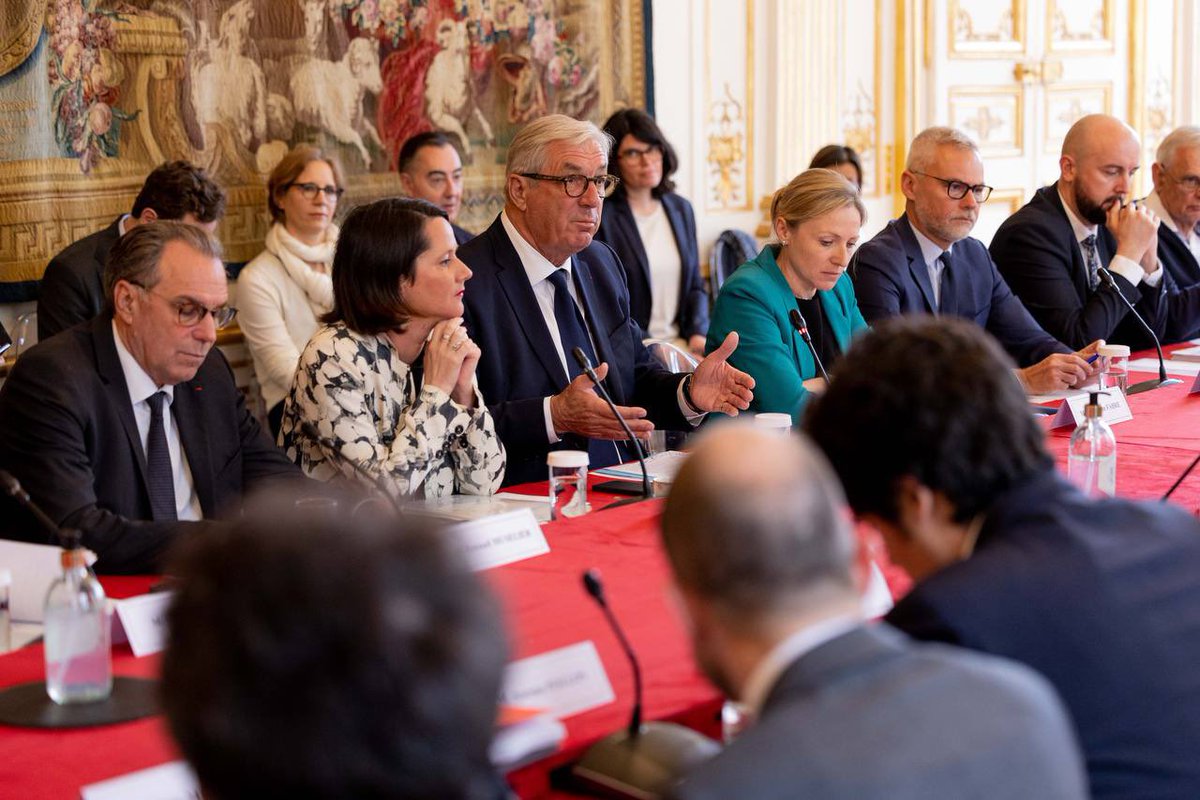 Elisabeth_Borne's tweet image. Les élus locaux ont un rôle essentiel.

Ce matin, j’échangeais avec les associations d’élus sur nos priorités d’actions et les leviers pour y parvenir : 

→ Construire un agenda territorial commun
→ Agir en faveur des quartiers et territoires ruraux
→ Pérenniser le Fonds vert