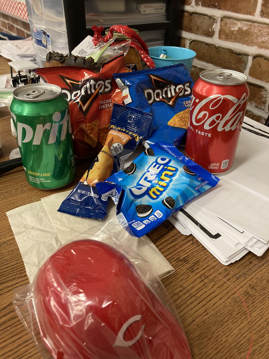 FreyMrT's tweet photo. Shoutout to @Tyler_Step22 for hooking up the Frey Elementary staff with some treats!! Everyone here at Frey wishes you the best of luck this year!! https://t.co/vmdb8Ud2dW