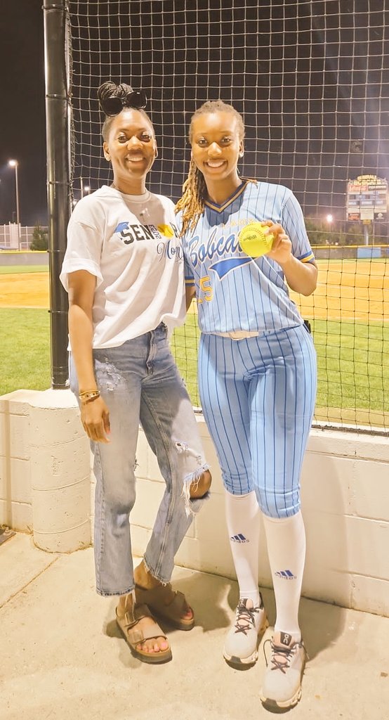 summerpowerss's tweet photo. Senior Night 2023!🛍🎉🥎💙💛 My Family🥎Squad are the Best!! #seniornight💪🏾💣💪🏾 @TopPreps @SBRRetweets @Softball_Home @SoftballDown @IHartFastpitch @LegacyLegendsS1 @TAProfileAPP https://t.co/ghh1wk9dC0