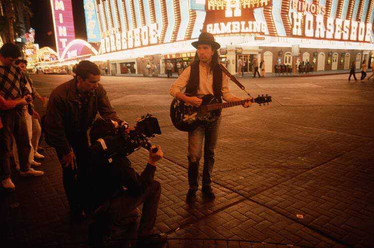 landofthe80s's tweet image. On this date in 1987 @U2 films their video &quot;I Still Haven&apos;t Found What I&apos;m Looking For&quot; on Fremont Street in Las Vegas, NV. #80s #TheJoshuaTree #80smusic #1980s
