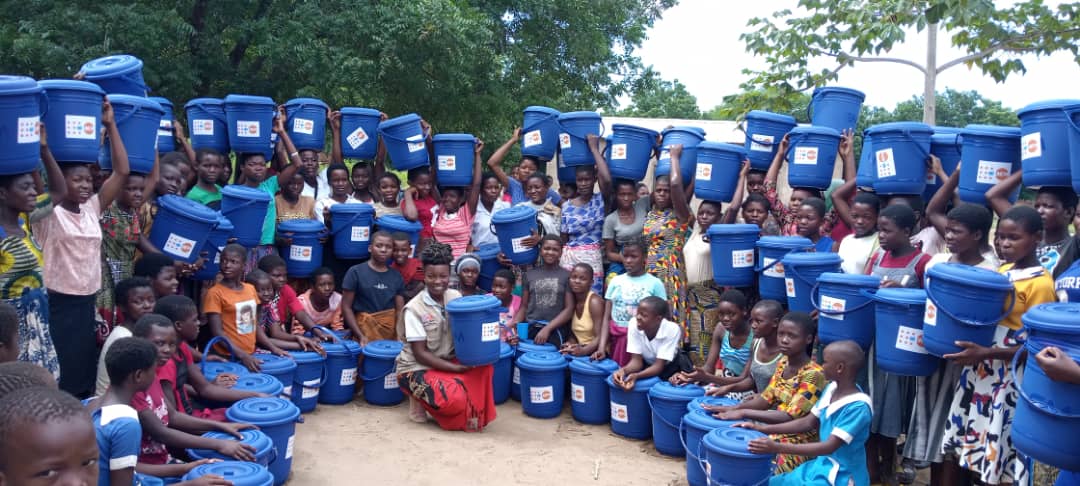 FOCESE_Malawi's tweet photo. 500 dignity kits distrubted in 3 camps: Chiphwembwe, Mnembe and Nyambesa in Nsanje District to adolescent girls, lactating and pregnant with support from @UNFPAMalawi.
This is to help girls and women manage their hygiene with dignity while they stay in the camps
@UNMalawi https://t.co/vMKsp8aJBl