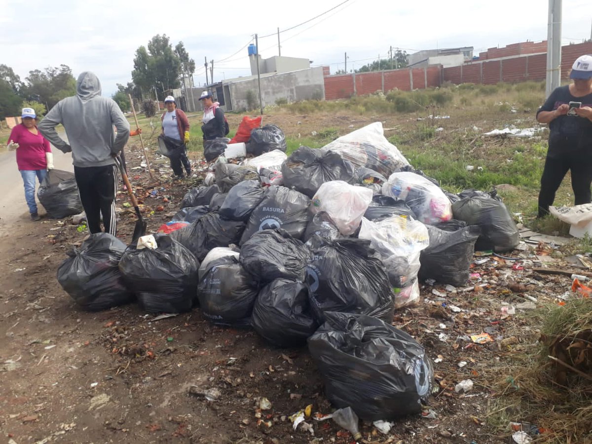 Territorial_lp's tweet photo. 🛑 Mientras @JulioGarro rompe veredas céntricas y las vuelve a pavimentar para dar una buena imagen electoral, lxs trabajadores de limpieza y saneamiento de nuestra cooperativa recolectan la basura y la trasladan a otra ubicación donde puedan llegar lxs recolectores.
#noalbasural https://t.co/tJf0N7jpOD