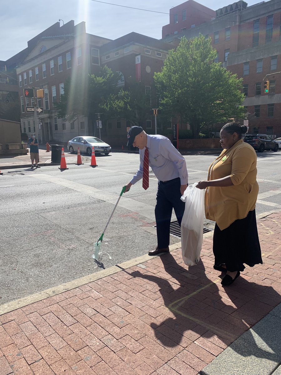 DrBruceJarrell's tweet photo. Come join me for @UMBaltimore @UMStaffSenate Campus cleanup @SustainableUMB https://t.co/hUmYt6MRFK