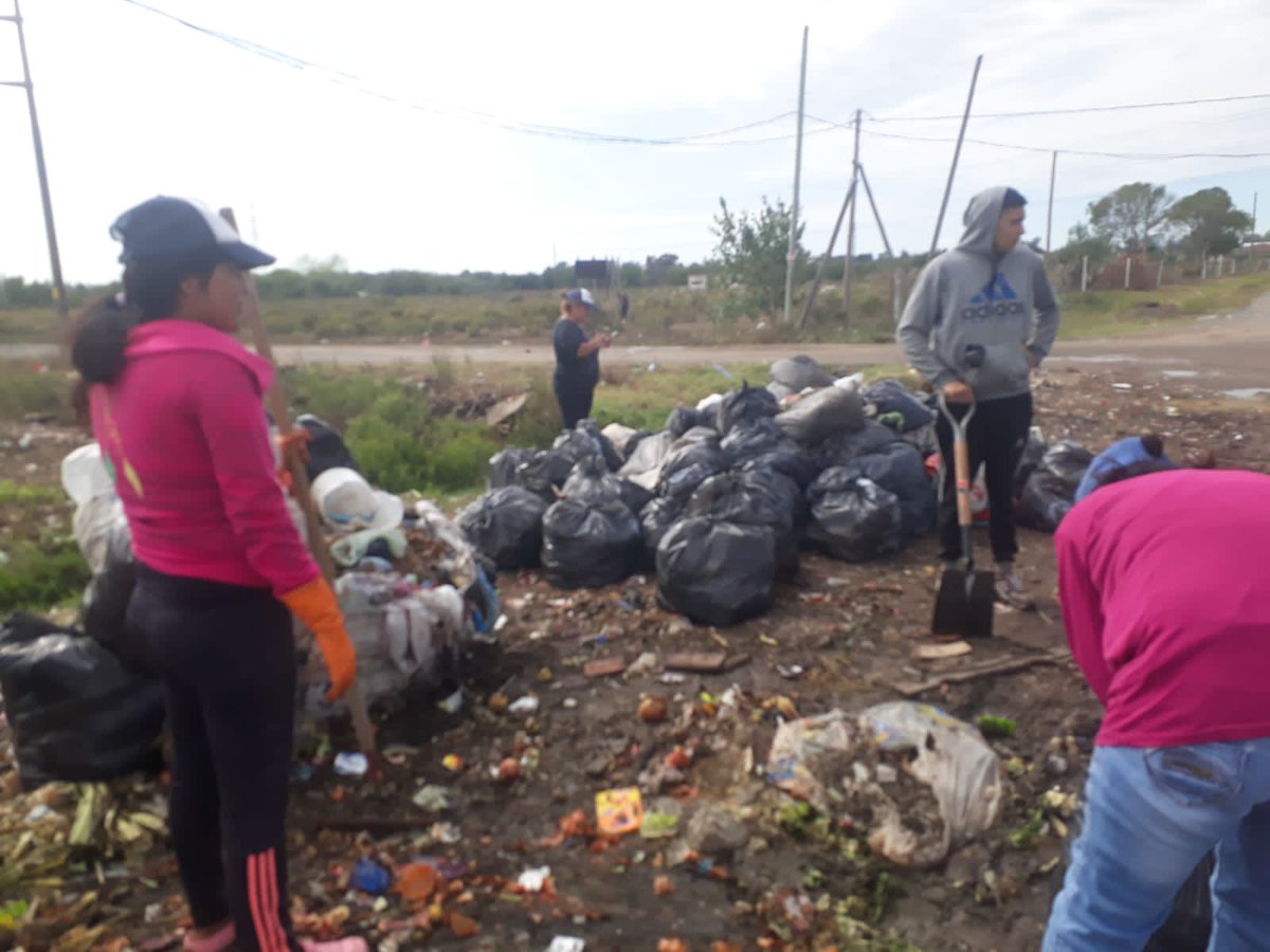 Territorial_lp's tweet photo. 🛑 Mientras @JulioGarro rompe veredas céntricas y las vuelve a pavimentar para dar una buena imagen electoral, lxs trabajadores de limpieza y saneamiento de nuestra cooperativa recolectan la basura y la trasladan a otra ubicación donde puedan llegar lxs recolectores.
#noalbasural https://t.co/tJf0N7jpOD