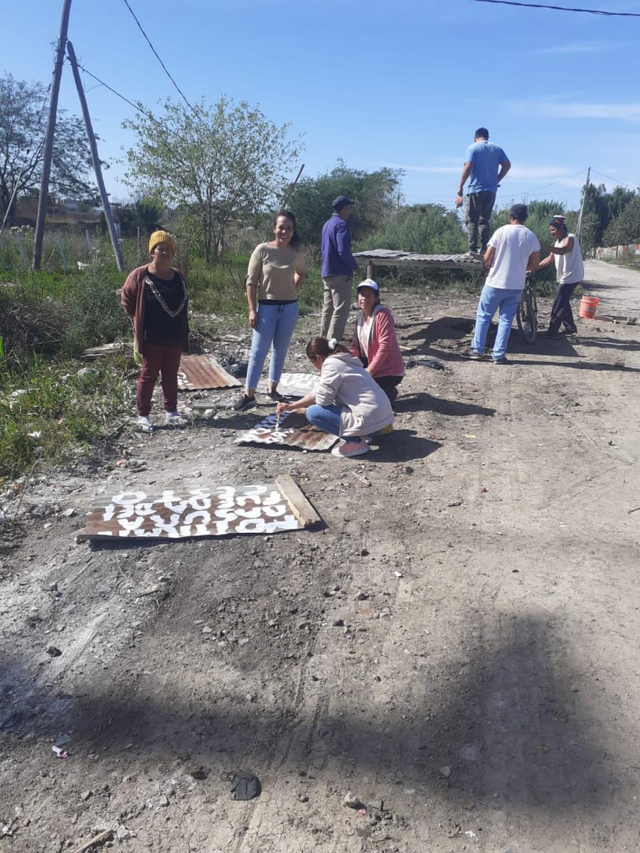 Territorial_lp's tweet photo. 🛑 Mientras @JulioGarro rompe veredas céntricas y las vuelve a pavimentar para dar una buena imagen electoral, lxs trabajadores de limpieza y saneamiento de nuestra cooperativa recolectan la basura y la trasladan a otra ubicación donde puedan llegar lxs recolectores.
#noalbasural https://t.co/tJf0N7jpOD