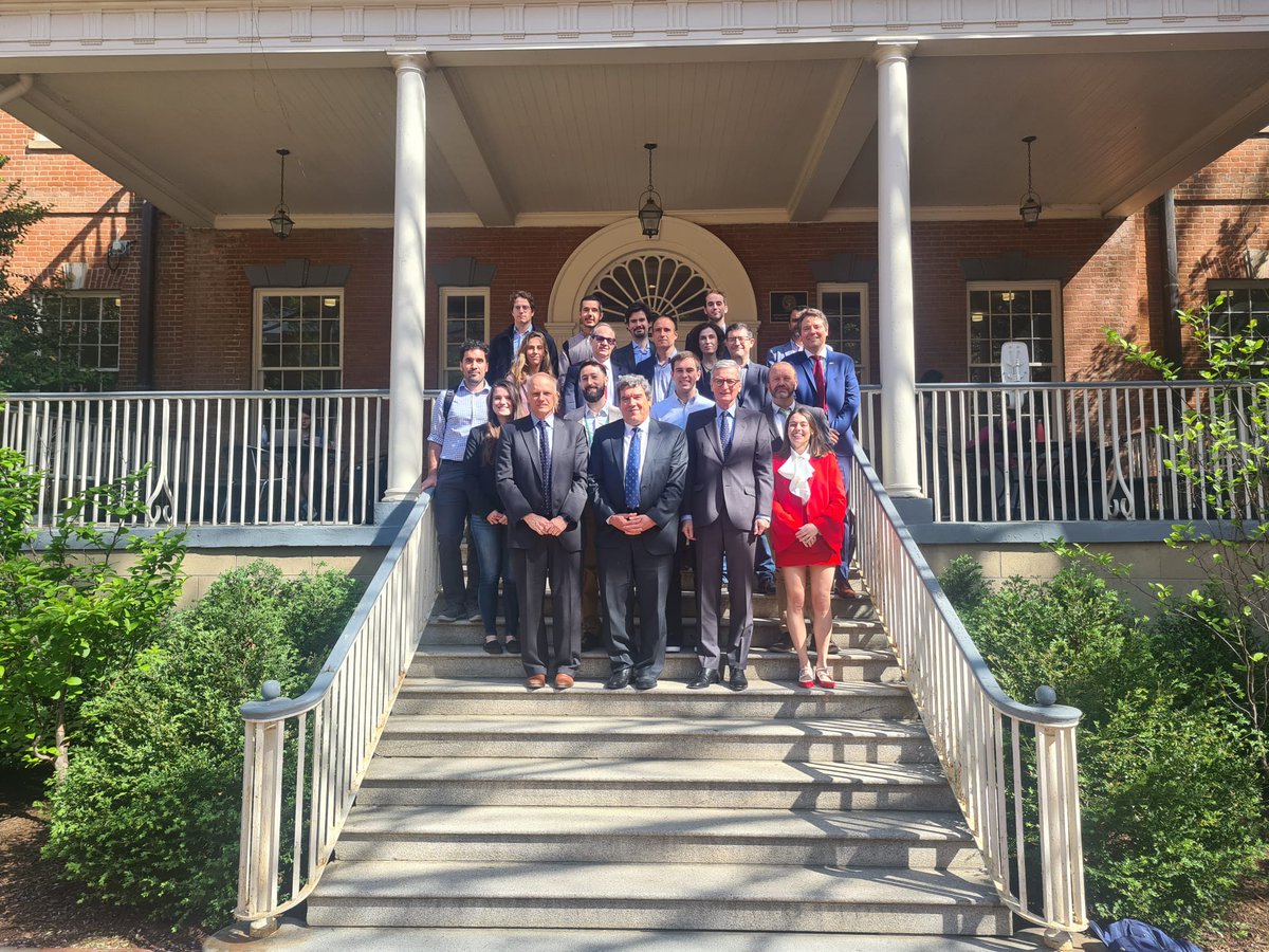 🇺🇸 Estupenda conversación en #Washington con <a href="/alejandrowerne7/">alejandro werner</a> y con estudiantes en la Universidad de <a href="/Georgetown/">Georgetown University</a> sobre reformas y políticas públicas de impacto, pensiones y mercado laboral. Preguntas incisivas y muy profundas ¡Gracias por este diálogo tan interesante!