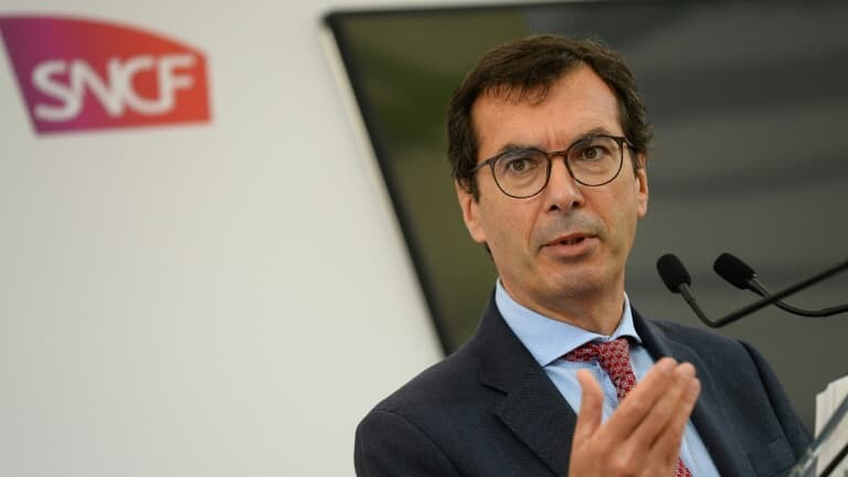 BFMTV's tweet photo. Le patron de la SNCF suggère de taxer les avions et autoroutes pour financer le ferroviaire
https://t.co/wr1f3dbGoD https://t.co/bzkdgv8leu