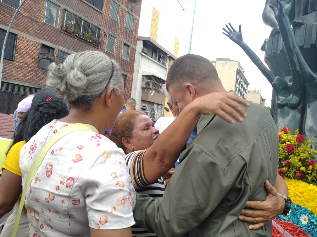 medinamacero's tweet photo. #12Abril Ayer compartiendo con un pueblo Valiente, indómito con alta conciencia revolucionaria. En #PuenteLlaguno Honrando a los caidos de #Abril2002
"...Los que mueren por la vida no pueden llamarse muertos..."
Gracias Pueblo Amado!!
#21AñosAbrilRebelde
#DeVueltaChavez https://t.co/0wwZeVMgQR