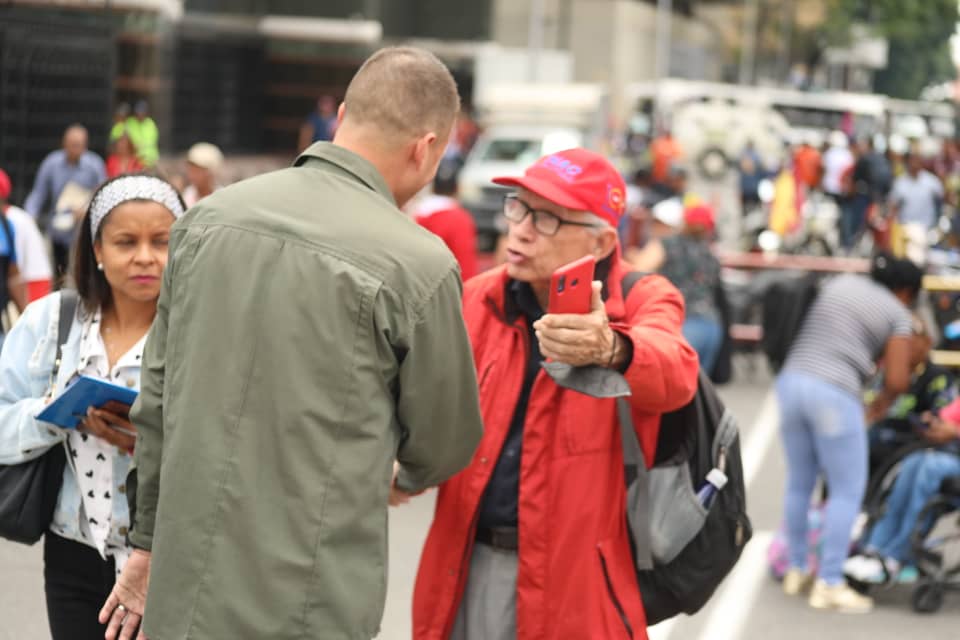medinamacero's tweet photo. #12Abril Ayer compartiendo con un pueblo Valiente, indómito con alta conciencia revolucionaria. En #PuenteLlaguno Honrando a los caidos de #Abril2002
"...Los que mueren por la vida no pueden llamarse muertos..."
Gracias Pueblo Amado!!
#21AñosAbrilRebelde
#DeVueltaChavez https://t.co/0wwZeVMgQR