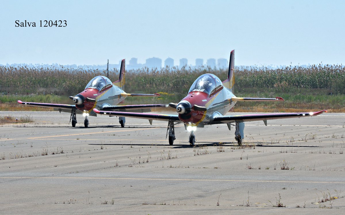 05derecha's tweet photo. Esta formación de "Mirlos" (#PilatusPC21) ha volado hoy el segundo periodo. Muchísimas gracias por los saludos. #BASanJavier #AcademiaGeneraldelAire. @EjercitoAire. @SpottersMurcia https://t.co/wSA7AjRZKv