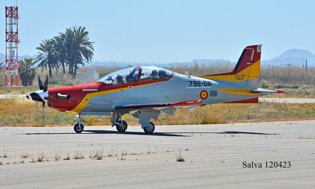 05derecha's tweet photo. Esta formación de "Mirlos" (#PilatusPC21) ha volado hoy el segundo periodo. Muchísimas gracias por los saludos. #BASanJavier #AcademiaGeneraldelAire. @EjercitoAire. @SpottersMurcia https://t.co/wSA7AjRZKv