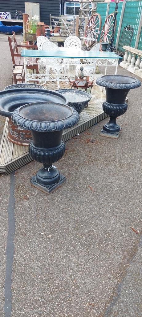 2 cast iron urns in fabulous condition. Each stands approx 30 inches high and approx 22 inches  in diameter from edge to edge. The base is approx 10 inches square. Beautiful. £1400 the pair. New in to the yard.
#garden #reclamation #Antiques #urns #salvage @antiquesroadtrip
@