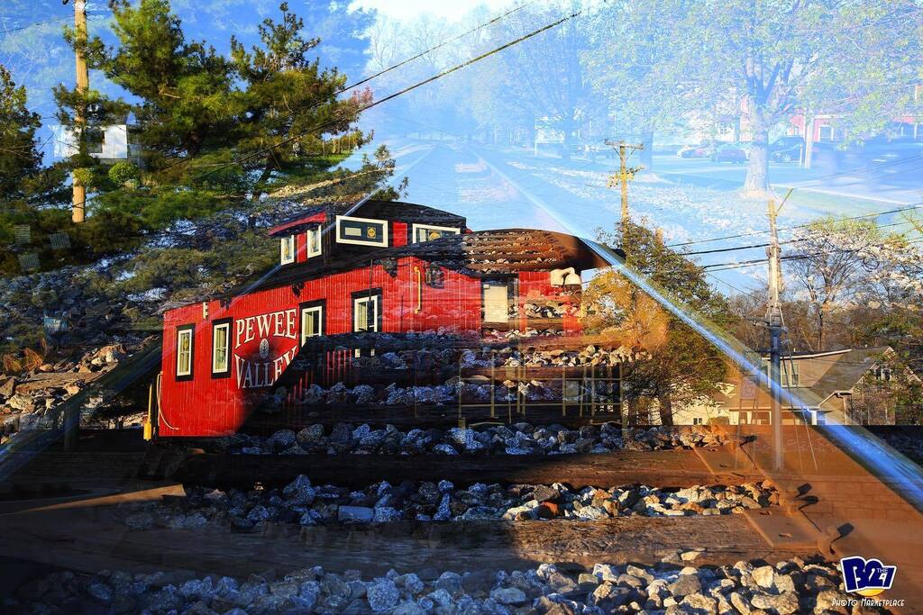 B2the7's tweet photo. At the heart of Pewee Valley.
#nature #photography #louisvillecreators #Louisville #canon #louisvillephotographer #train #trains #tracks #traintracks #streetphotography #pic #picoftheday #picofday #photooftheday #art #adventure #instaphoto #canonphotography #caboose #dailyp… https://t.co/1hwB1LqKwJ