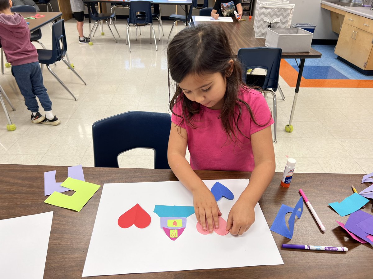 MrsAmieMoore's tweet image. @NISDBraunStat Kinder kiddos practiced their flexible thinking by turning a perfect square into something amazing! @NISDGTAA #PerfectSquare