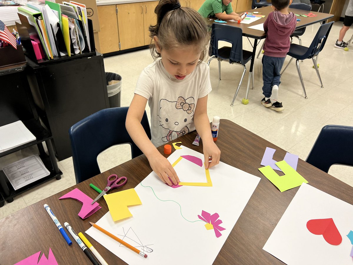 MrsAmieMoore's tweet image. @NISDBraunStat Kinder kiddos practiced their flexible thinking by turning a perfect square into something amazing! @NISDGTAA #PerfectSquare