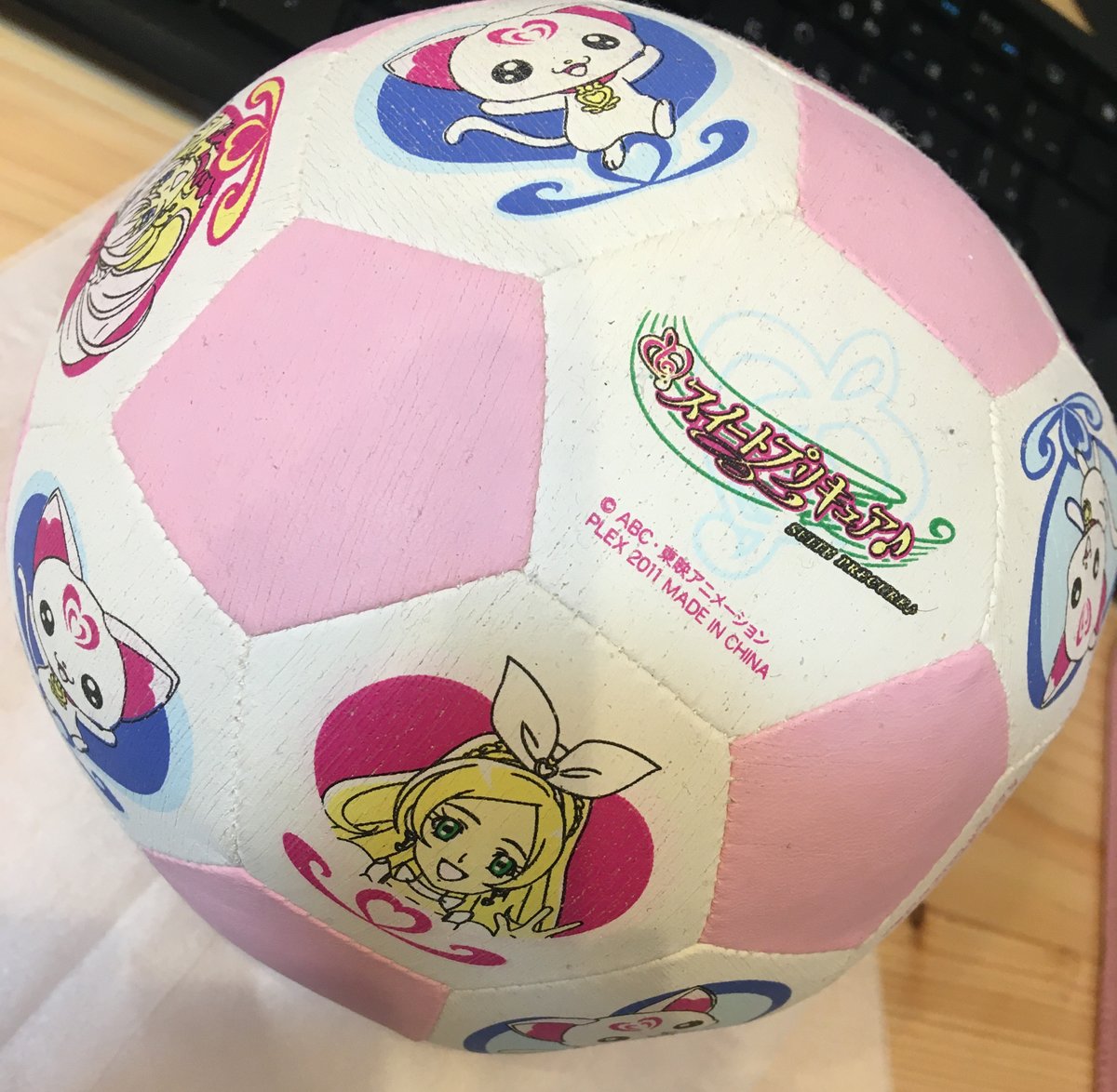 infltbl's tweet photo. 経年劣化で限界のスイ��リソフトサッカーボール https://t.co/XstyFhaAg8
